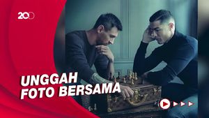 Messi vs Ronaldo Saling Lawan di Atas Papan Catur