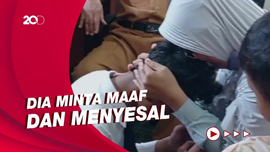 Momen Siswa yang Umpat Polisi Bersimpuh Minta Maaf