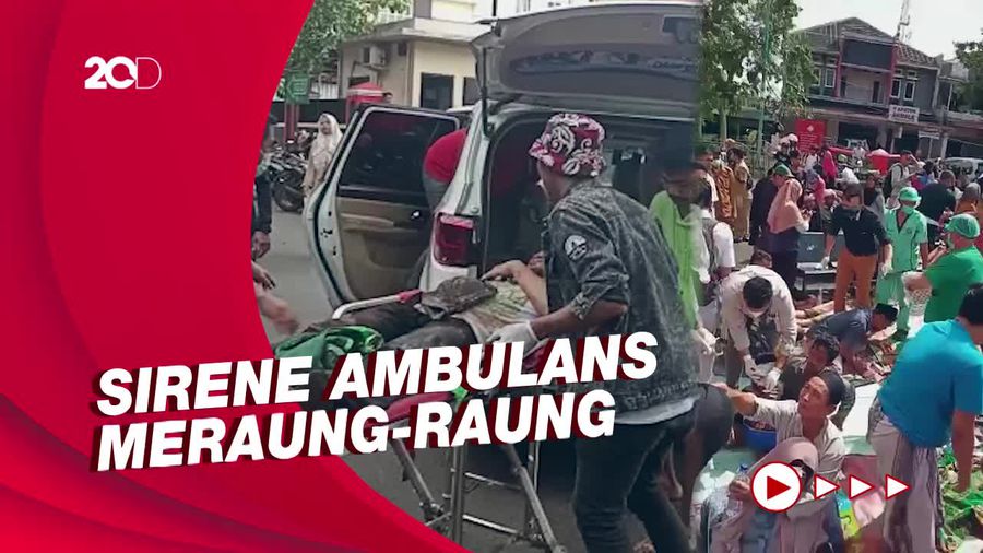 Ambulans Lalu-Lalang Bawa Para Korban Gempa di Cianjur