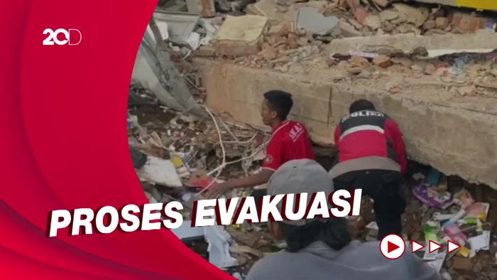 Proses Evakuasi Santri Tertimpa Minimarket Ambruk di Cianjur
