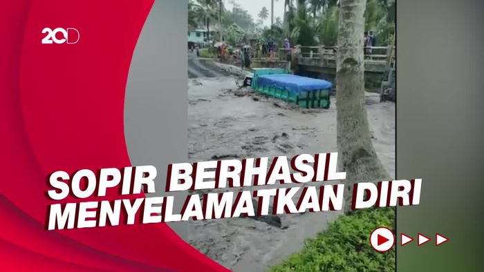 Detik-detik Truk Penambang Pasir Terseret Banjir Lahar Gunung Semeru