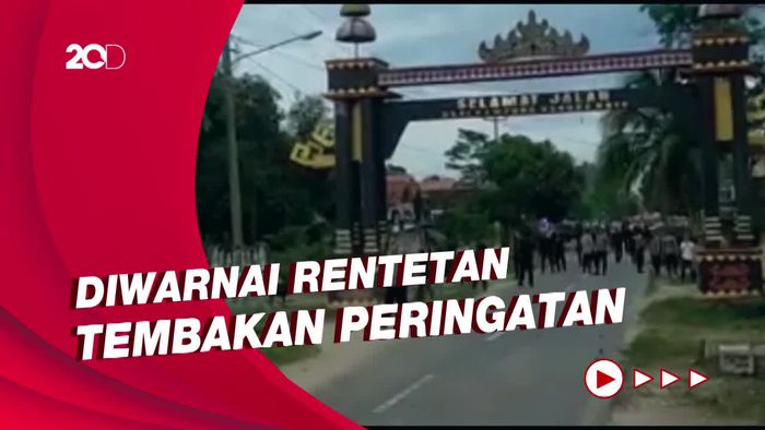 Tegang! Pecah Bentrok Polisi Vs Warga Bersenjata Tajam di Lampung
