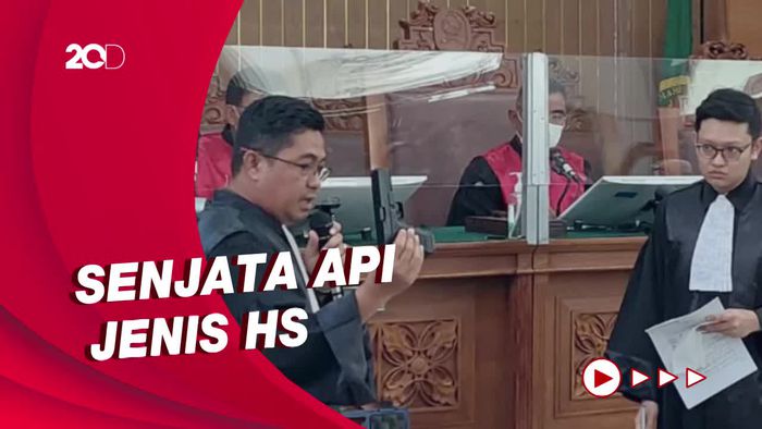 Momen Jaksa Tunjukkan Pistol yang Dijatuhkan Sambo Sebelum Yosua Tewas