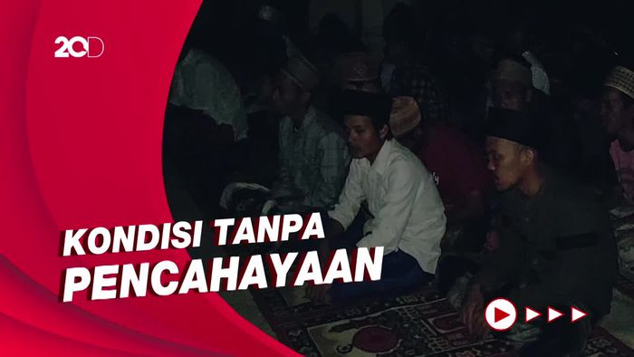 Momen Sakral Warga Cianjur Zikir di Antara Reruntuhan Rumah