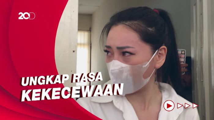 Sidang Mediasi Ditunda, Wendy Walters Tak Kuasa Menahan Tangis