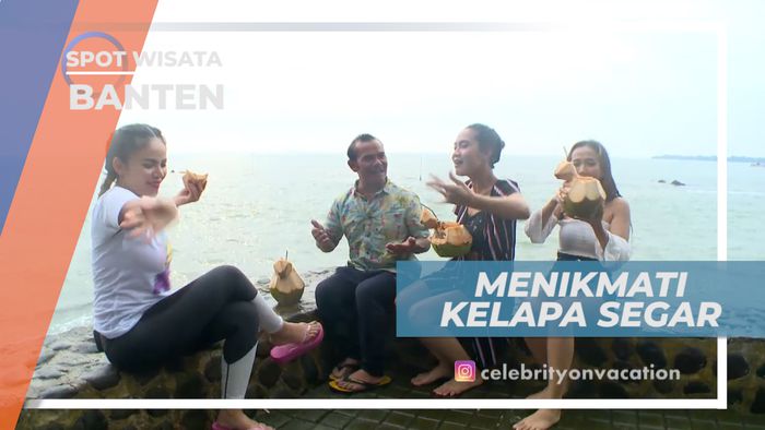 Seruput Segar Air Kelapa Setelah Lelah Bermain, Banten