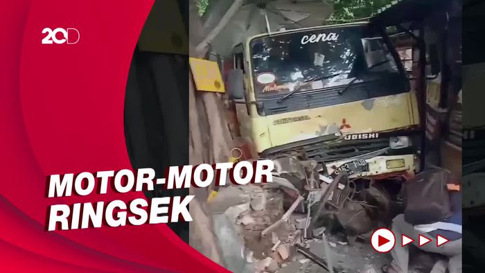 Penampakan Truk Oleng & Tabrak 7 Motor di Gandaria Jaksel