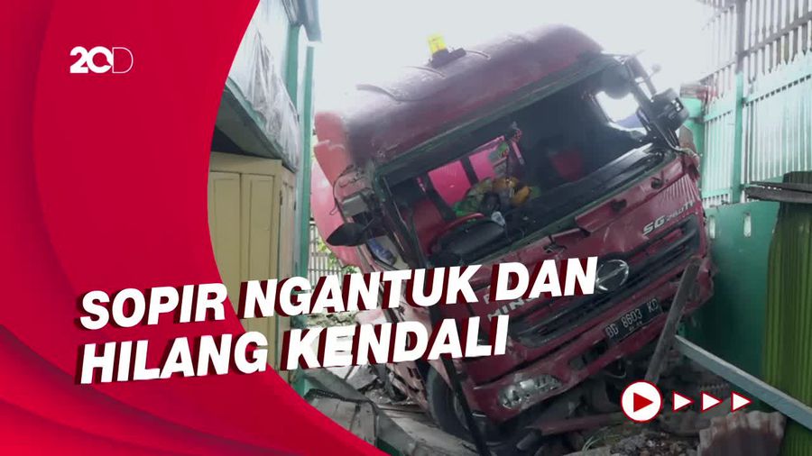 Bruk! Truk Tangki Pertamina Tabrak Rumah Warga di Polman