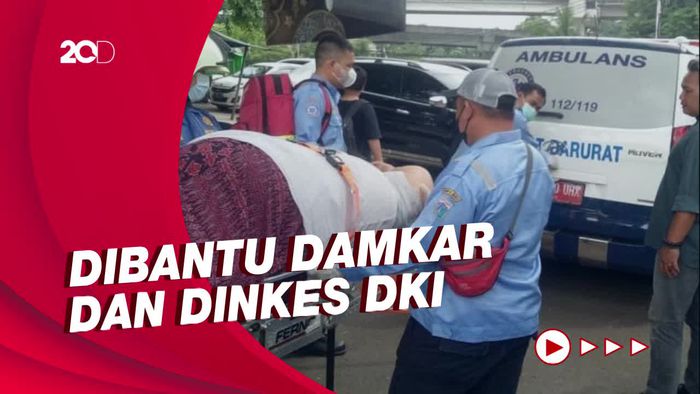 Proses Evakuasi Pria Obesitas untuk Berobat di Jaktim