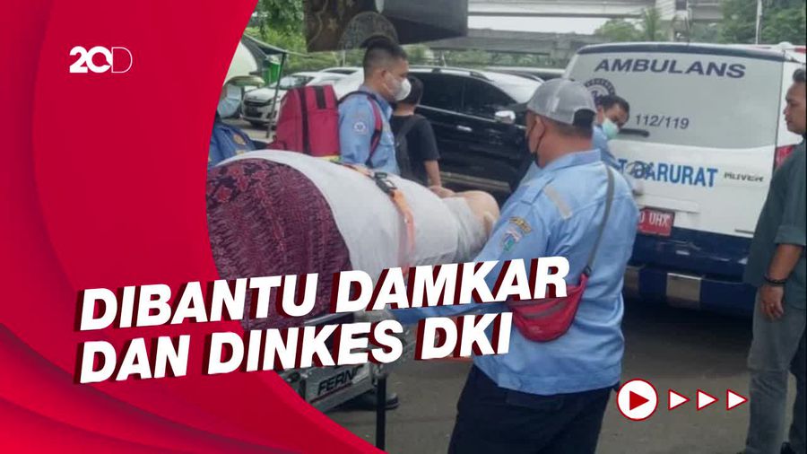 Proses Evakuasi Pria Obesitas untuk Berobat di Jaktim