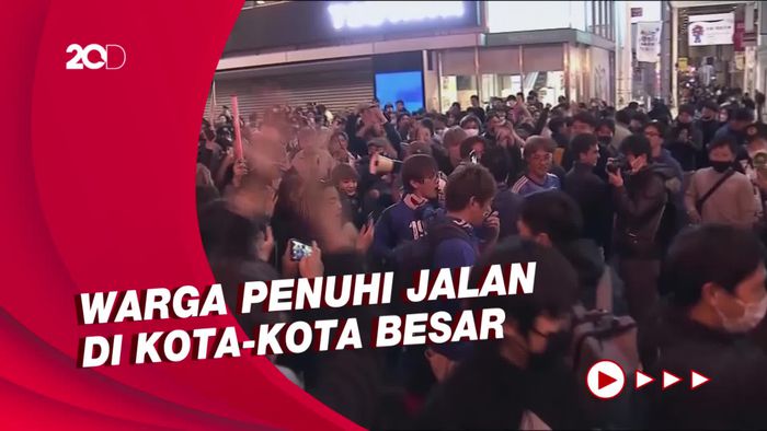 Warga Jepang Tumpah Ruah di Jalanan Rayakan Kemenangan Atas Jerman