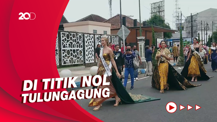 Aksi Miss Universe Swiss Ikut Fashion Show Jalanan di Tulungagung