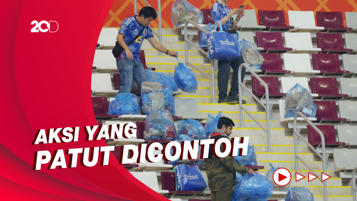 Potret Suporter Jepang saat Bersih-bersih Stadion Piala Dunia 2022