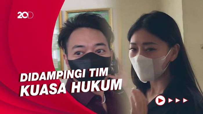 Pertama Kalinya, Wendy Walters-Reza Arap Sama-sama Hadiri Sidang Cerai