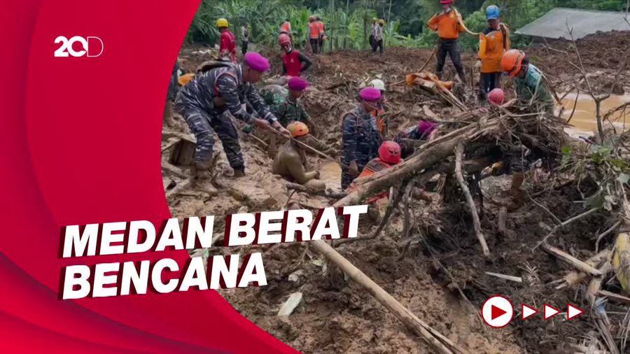 Prajurit Marinir TNI AL Bantu Evakuasi Korban Gempa Cianjur