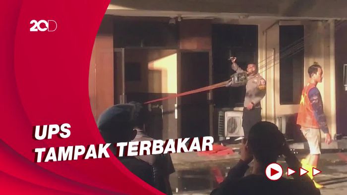 Petugas Keluarkan UPS dari Gedung Baintelkam Polri