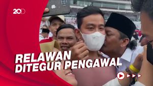 Momen Gibran Dicium Bapak-bapak Berkumis Relawan Jokowi