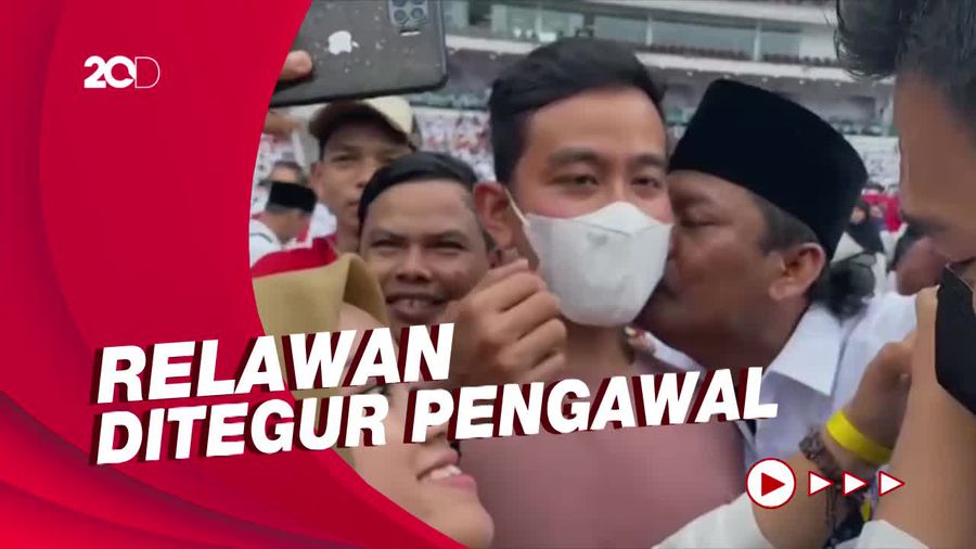 Momen Gibran Dicium Bapak-bapak Berkumis Relawan Jokowi