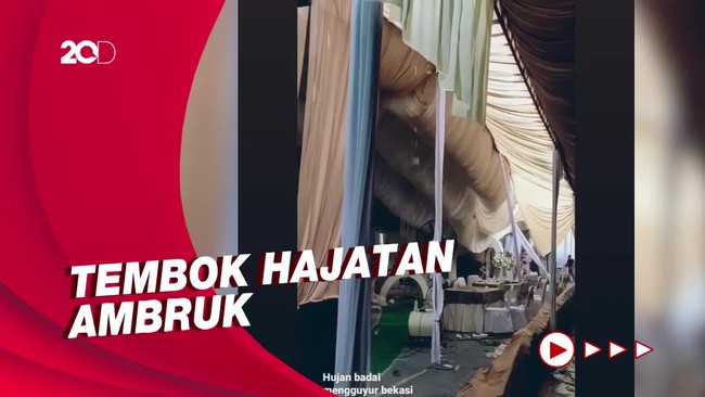 Penampakan Tenda Hajatan Ambruk Diterjang Hujan dan Angin di Bekasi