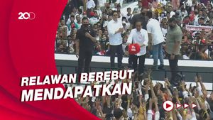 Momen Jokowi Lempar Jaket G20 Miliknya ke Relawan