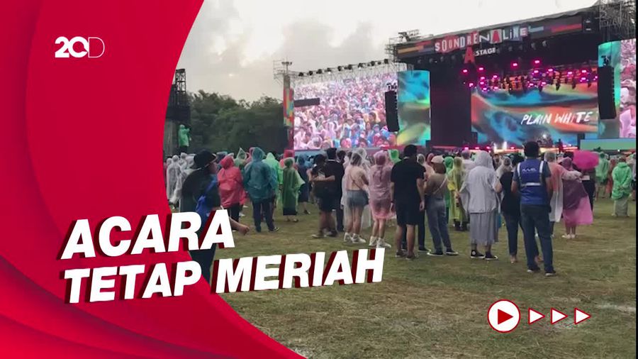 Suasana Hari Pertama Soundrenaline 2022 yang Diguyur Hujan Deras