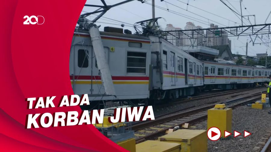 Penampakan KRL Anjlok Tertimpa Tiang Pantograf di Kampung Bandan