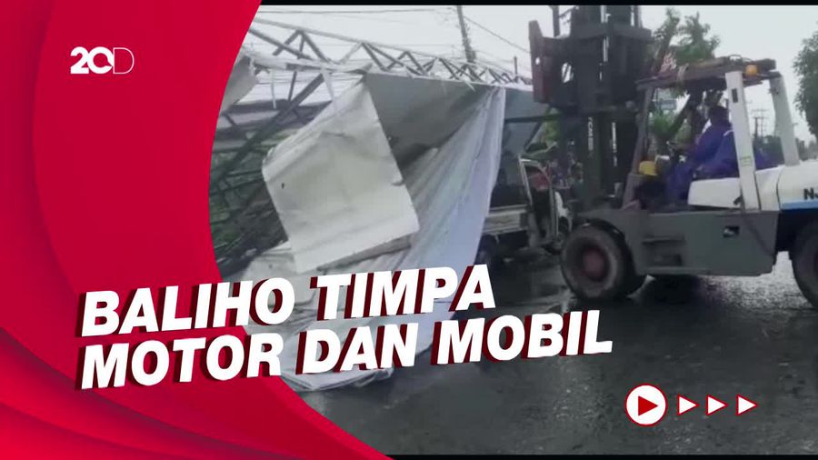 Satu Orang Terluka Akibat Baliho Roboh di Sidoarjo