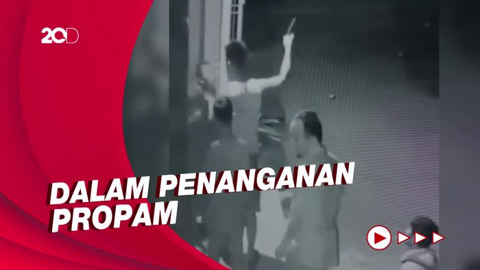 Detik-detik Oknum Polisi Acungkan Pistol ke Santri di Sulsel