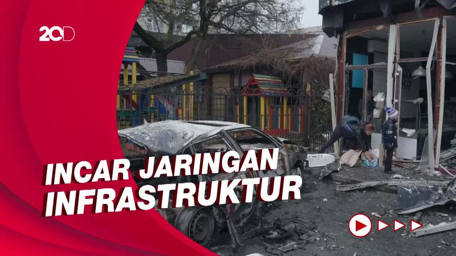 Petugas Evakuasi Warga Korban Serangan Rusia di Kherson