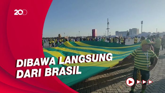 Antusias Suporter Jelang Brasil Lawan Swiss, Bawa Replika Baju Raksasa 