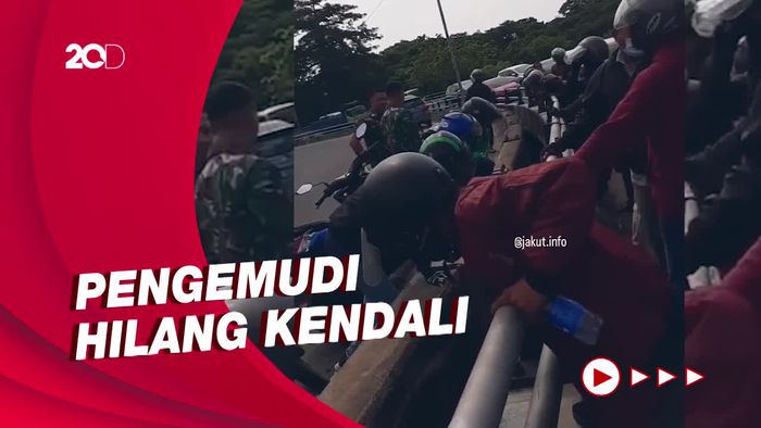 Pemotor Tewas Usai Terlempar Dari Flyover Jembatan Goyang Jakut