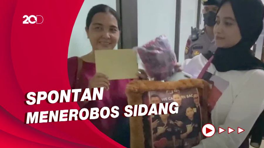 Fans Ferdy Sambo Minta Maaf Gegara Terobos Ruang Steril Sidang 