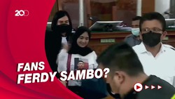 Ferdy Sambo Tiba-tiba Dihampiri Wanita Berhijab di PN Jaksel