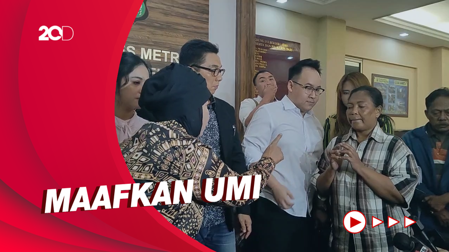 Momen Tersangka Penghina Sujud Minta Maaf ke Ibu Dewi Perssik