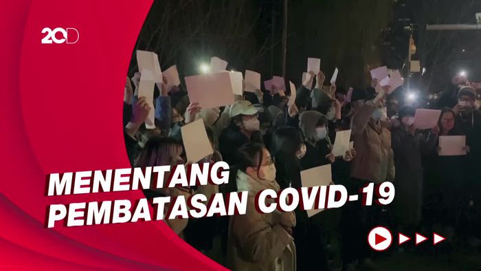 Pedemo di China Bawa Kertas Putih Kosong Sebagai Simbol Pembungkaman