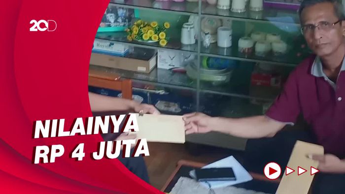 Momen Polri Serahkan Uang Tunjangan Kinerja Yosua ke Keluarga