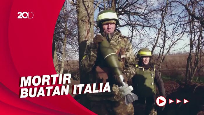 Melihat Cara Tentara Garis Depan Ukraina Tembakkan Mortir ke Rusia