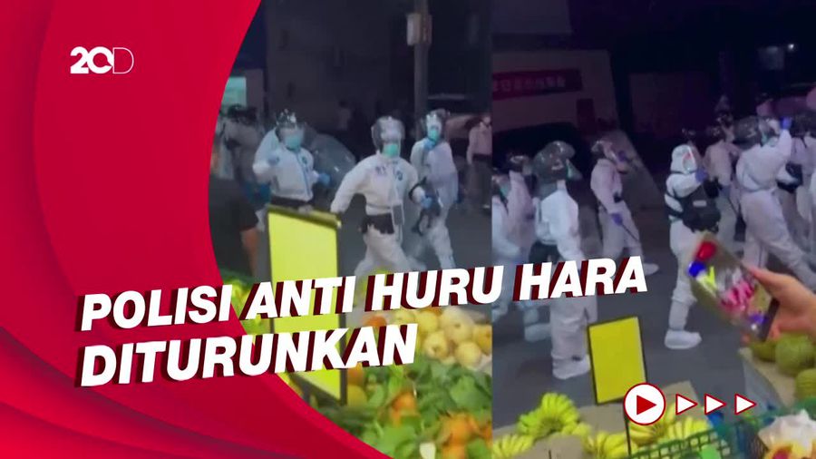 Aksi Polisi Ber-APD di China Bubarkan Pendemo Tolak Lockdown