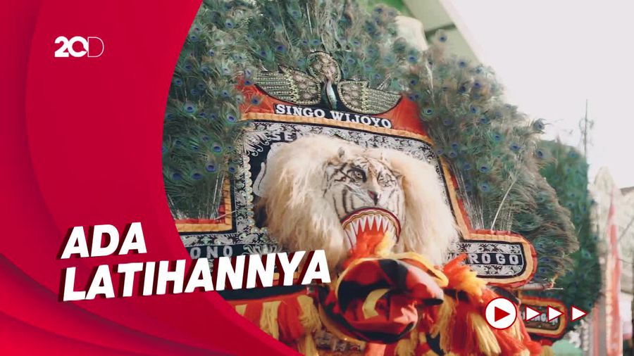 Ketika Pemain Reog Ponorogo Angkat Dadak Merak dengan Gigi