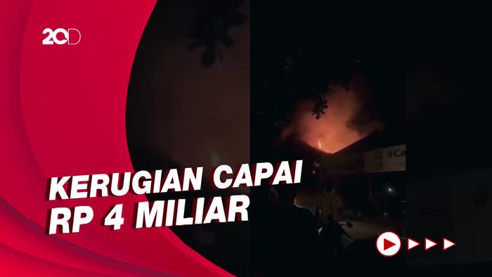 Penampakan Kebakaran Pasar Mengwi Badung, 56 Kios Hangus