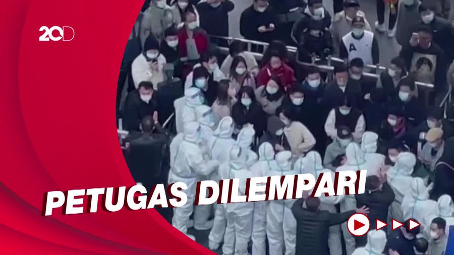 Momen Warga China Dorong-dorongan dengan Nakes Berhazmat di Shanghai