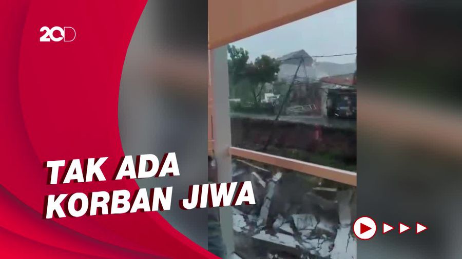 Pagar Tembok di Tangsel Ambruk Timpa Mobil Saat Hujan Deras