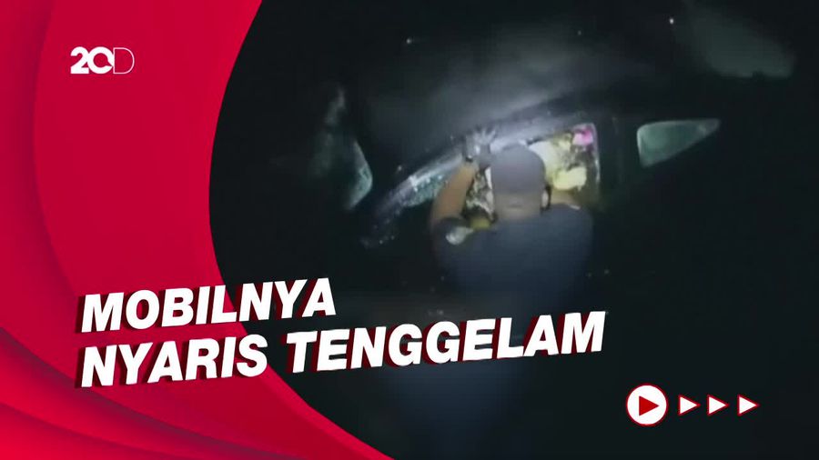 Aksi Heroik Polisi Selamatkan Pengendara Mobil yang Tercebur