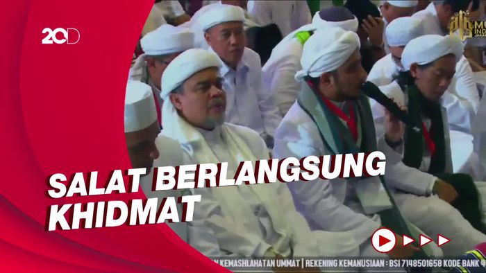 Habib Rizieq Salat Berjamaah dengan Massa 212 di Masjid At-Tin