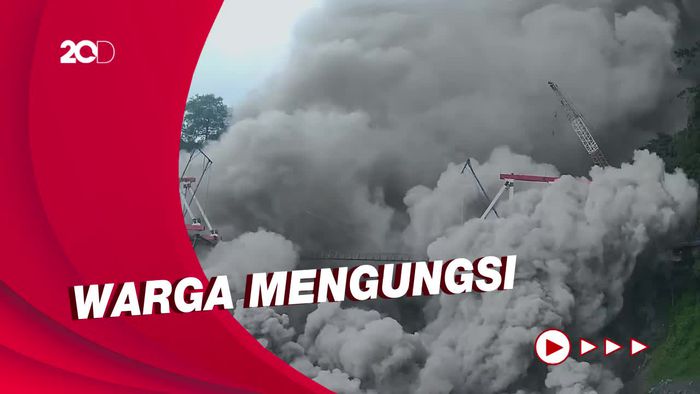 Erupsi Gunung Semeru, Langit Gelap Akibat Awan Panas