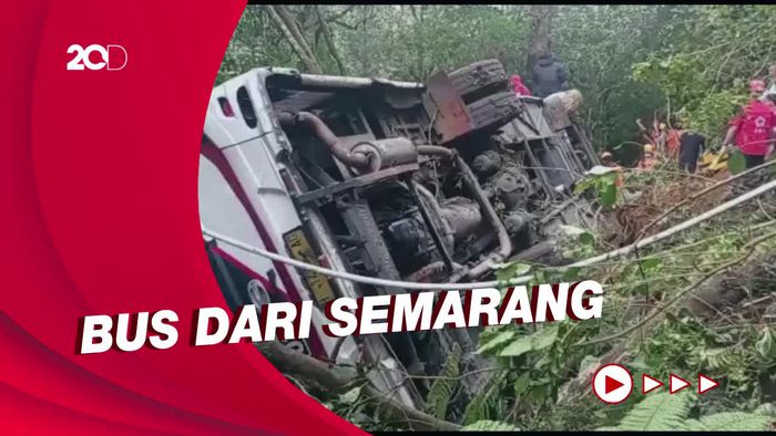 Bus Wisata Masuk Jurang di Magetan, 7 Penumpang Tewas