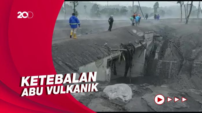 Material Abu Vulkanik Gunung Semeru Menutupi Rumah dan Jembatan