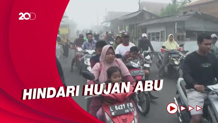 Kepanikan Warga Hindari Semburan Awan Panas Gunung Semeru