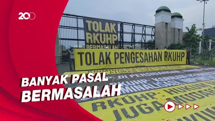 Massa Aksi: DPR Khianati Rakyat dengan Pengesahan RKUHP!