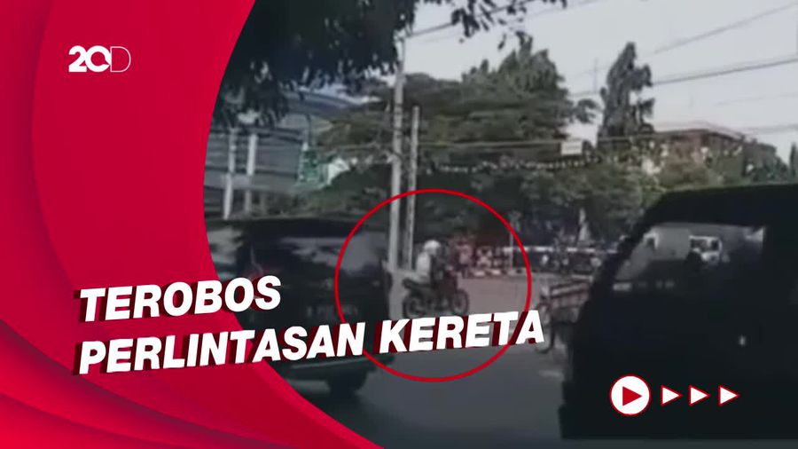 Detik-detik Pemotor Tewas Tertabrak Kereta di Mangga Dua Jakpus
